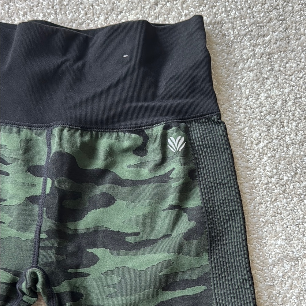 Camo Print Sports Bra and Leggings Set - Picture 10 of 11